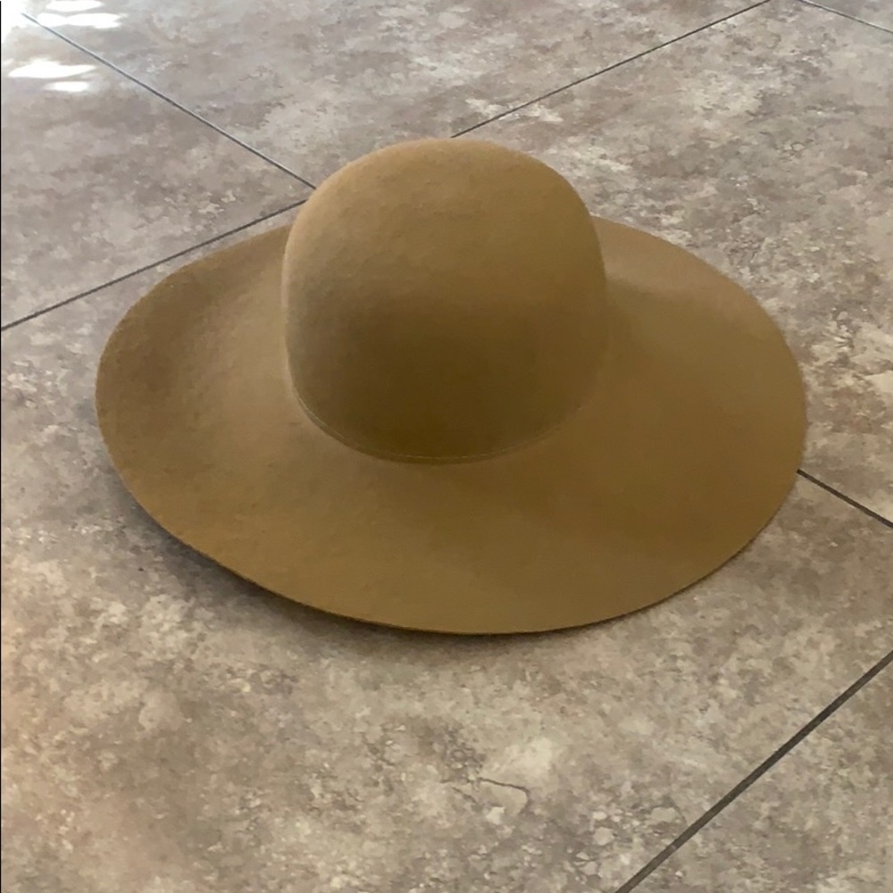 Tan floppy boho hat.